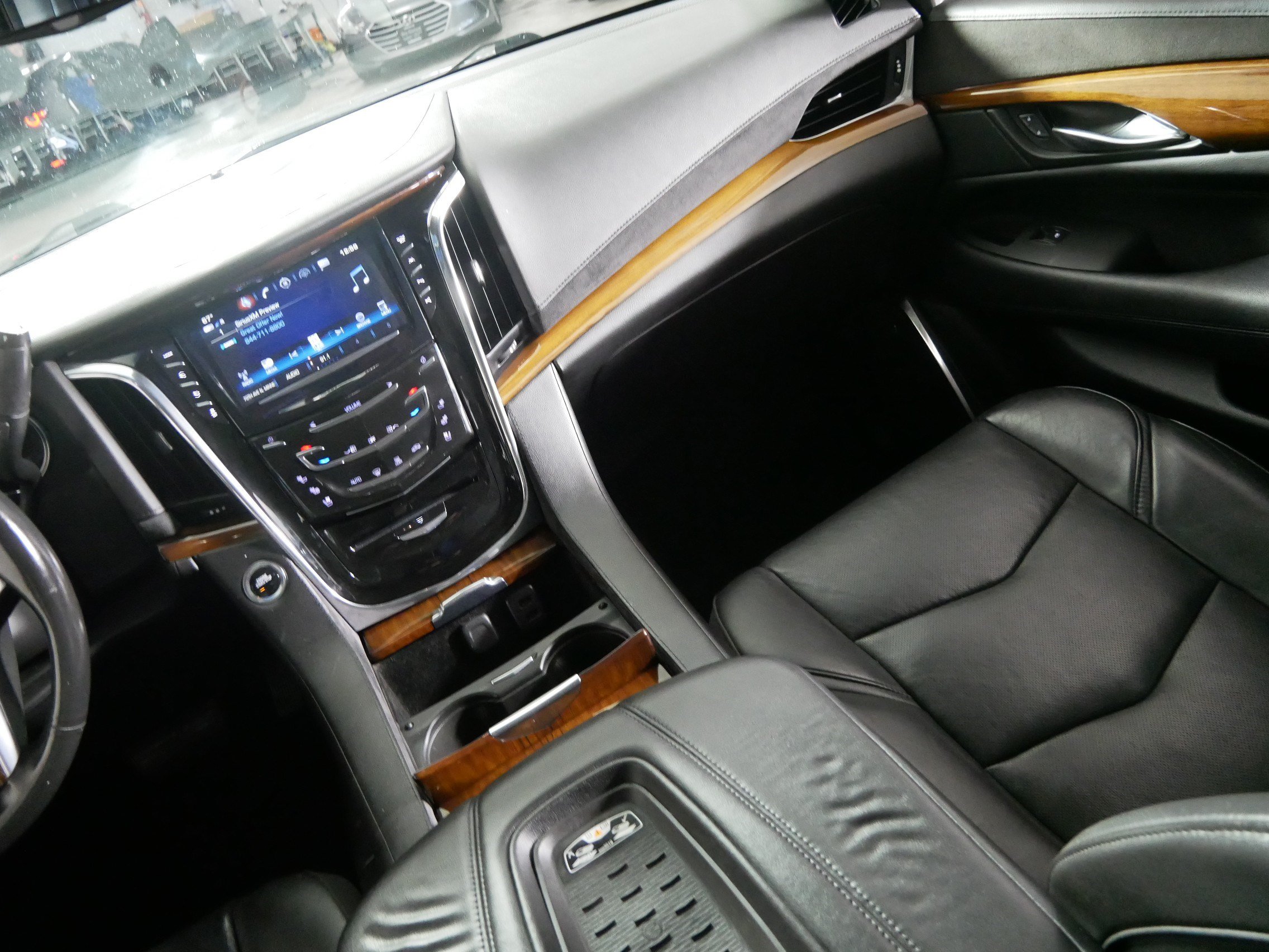 Used 2017 Cadillac Escalade ESV Luxury AWD/4WD image 11