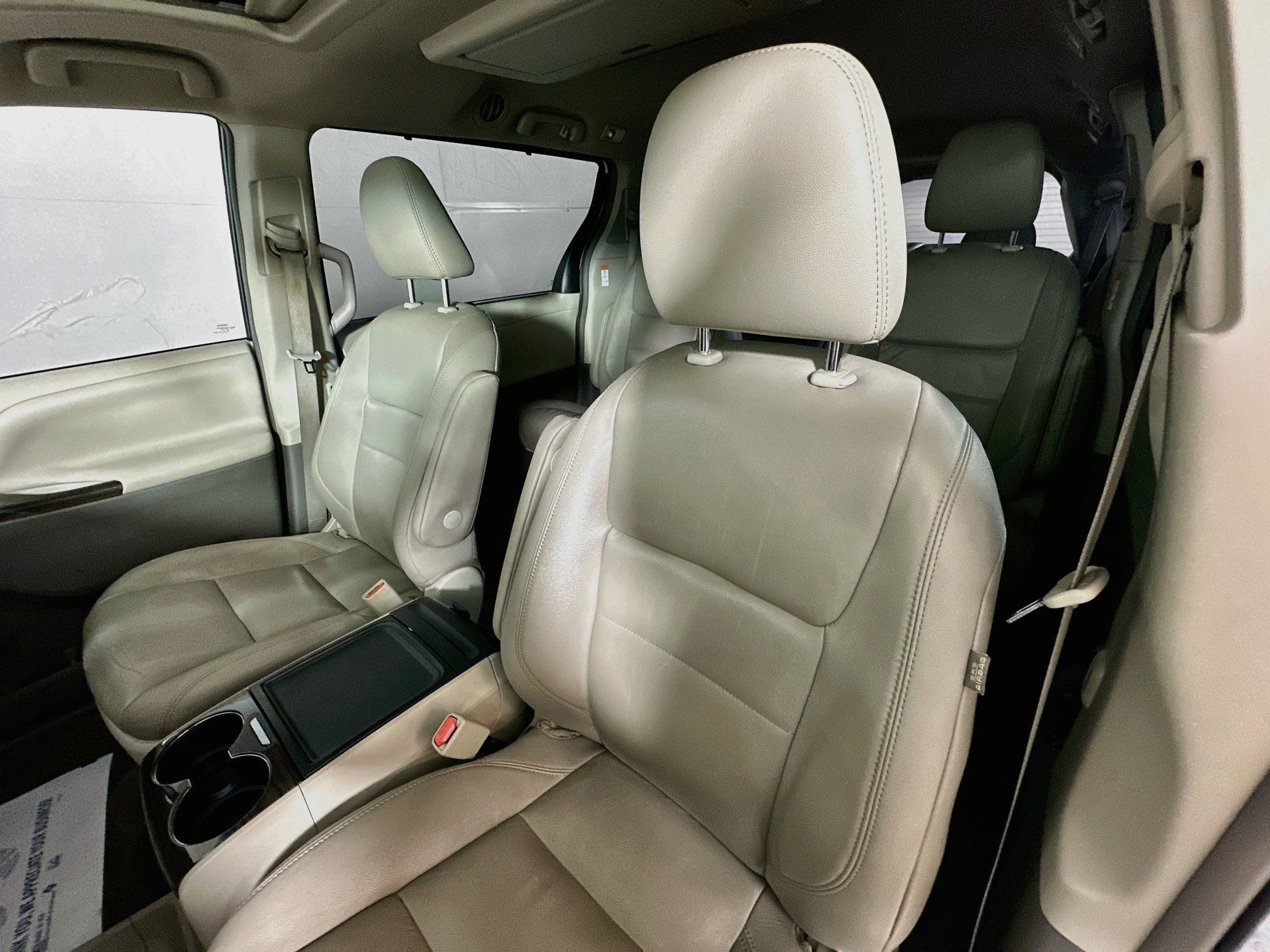 Used 2017 Toyota Sienna XLE Premium FWD image 19