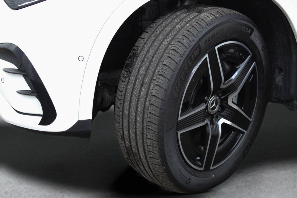 Used 2025 Mercedes-Benz GLC 300 4MATIC image 42
