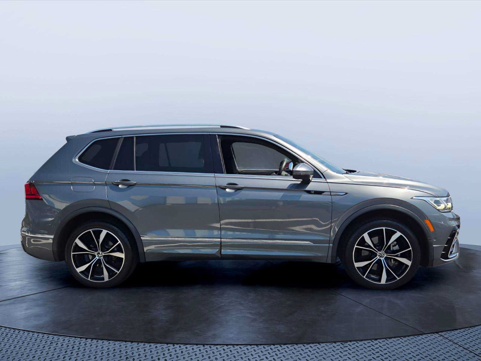 Used 2022 Volkswagen Tiguan SEL R-Line AWD/4WD image 7