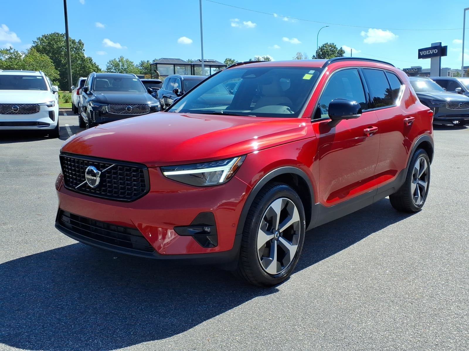 Certified 2025 Volvo XC40 B5 Plus AWD/4WD image 9