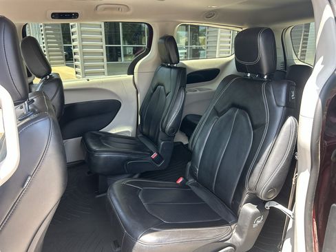 Used 2023 Chrysler Pacifica Touring-L FWD image 16