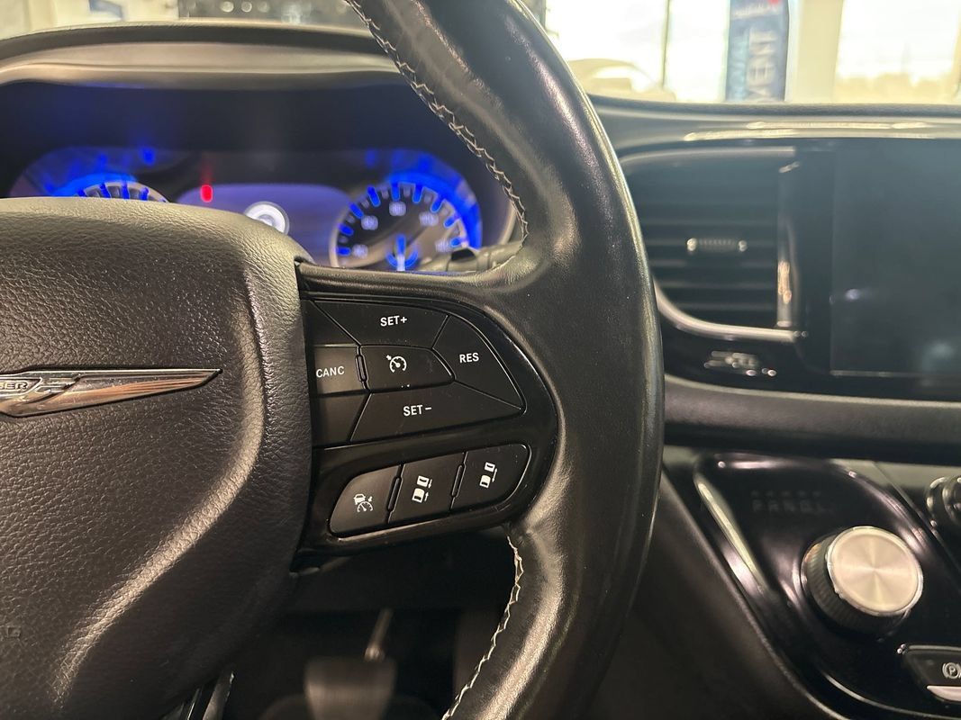 Used 2019 Chrysler Pacifica Touring-L Plus w/ Advanced Safetytec Group FWD image 25