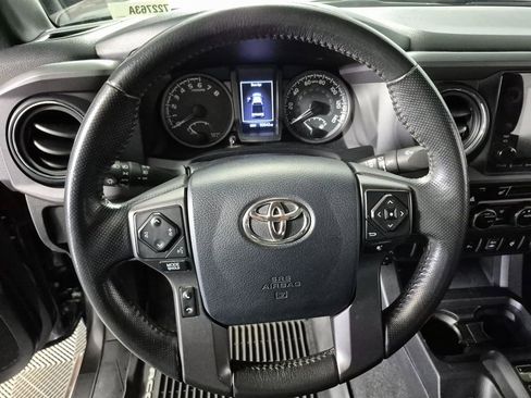 Used 2017 Toyota Tacoma TRD Sport image 11