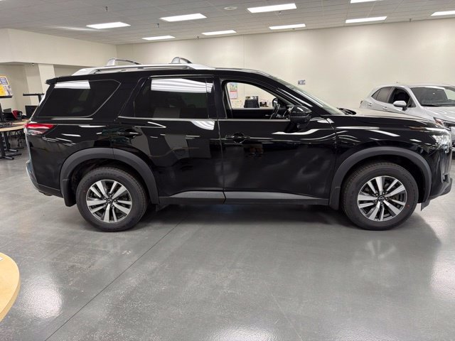 Used 2024 Nissan Pathfinder SL w/ Black Appearance Package AWD/4WD image 8