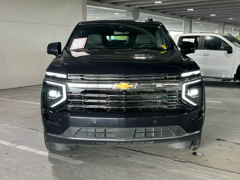 Used 2025 Chevrolet Suburban LT image 8