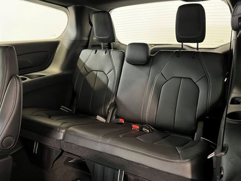 New 2026 Chrysler Pacifica Select image 12