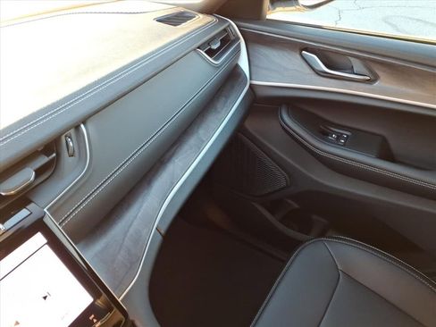 New 2025 Jeep Grand Cherokee Limited w/ Black Appearance Package image 29