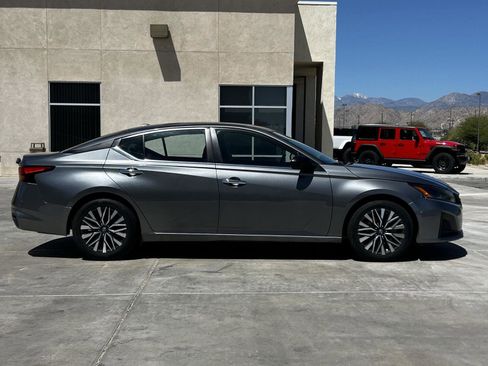 Used 2024 Nissan Altima 2.5 SV FWD image 8