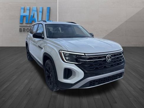 New 2026 Volkswagen Atlas Peak Edition image 3