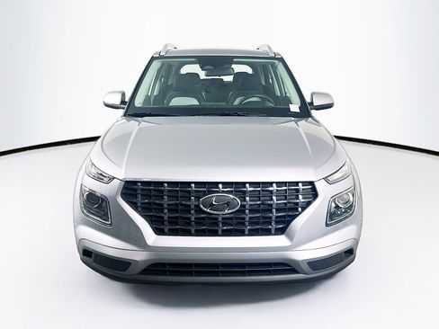 Used 2024 Hyundai Venue SEL image 2
