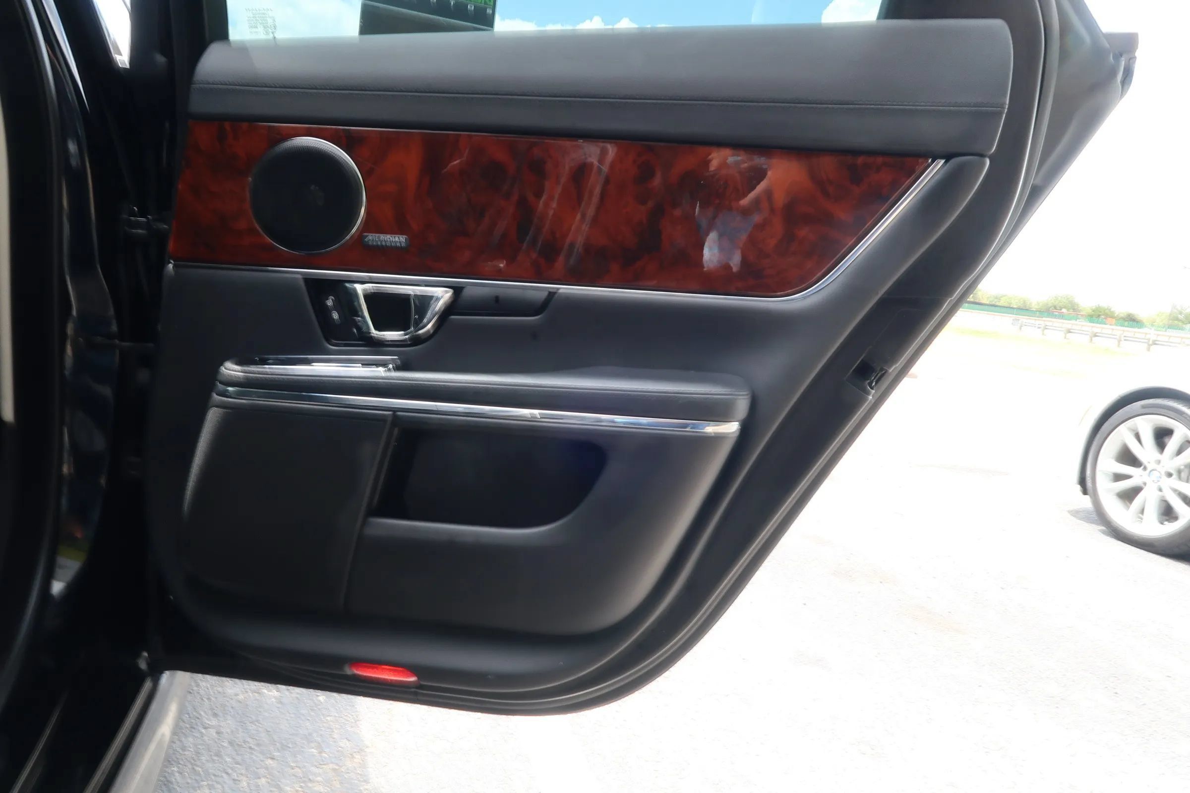 Used 2017 Jaguar XJ R-Sport RWD image 49