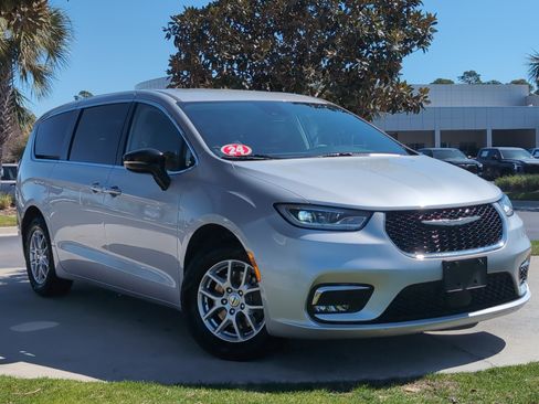 Used 2024 Chrysler Pacifica Touring-L image 2