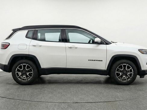 Used 2025 Jeep Compass Trailhawk image 11