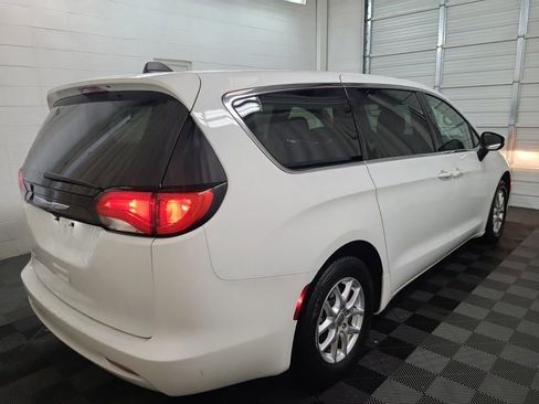 Used 2023 Chrysler Voyager LX image 5