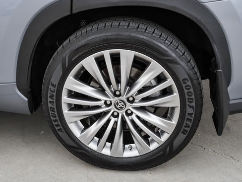 Used 2023 Toyota Highlander Platinum image 13