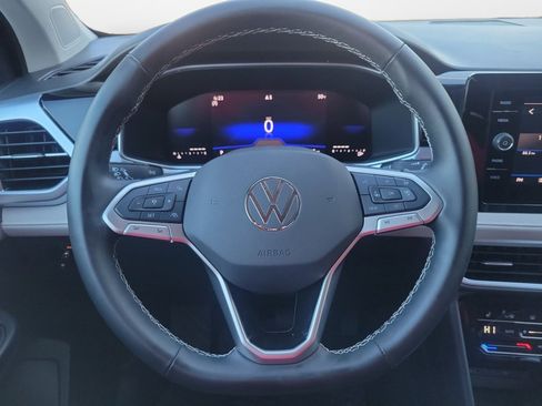 Certified 2025 Volkswagen Taos SE image 12