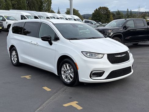 Used 2025 Chrysler Pacifica Select FWD image 3
