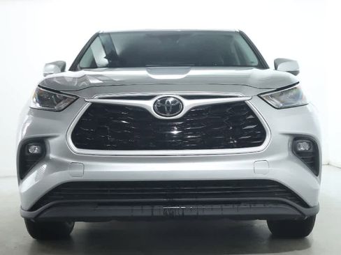 Used 2023 Toyota Highlander LE AWD/4WD image 5