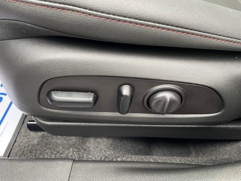 Used 2025 Chevrolet Trax RS w/ Sunroof Package image 13