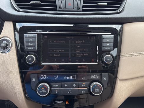Used 2018 Nissan Rogue SL w/ Premium Package AWD/4WD image 26