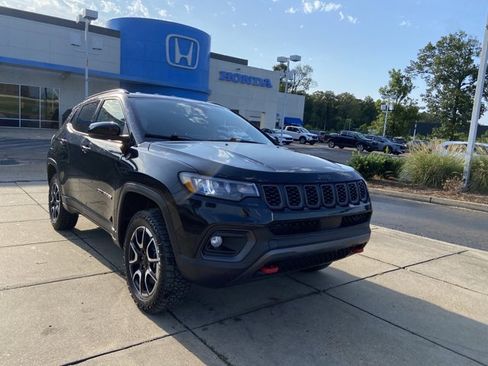 Used 2024 Jeep Compass Trailhawk AWD/4WD image 2
