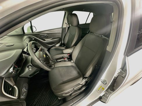 Used 2022 Chevrolet Trax LS w/ Tint and Cruise Package FWD image 13