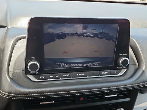 Used 2025 Nissan Rogue SV FWD image 15