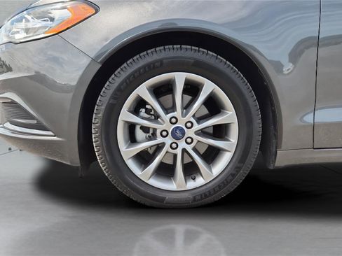 Used 2017 Ford Fusion SE w/ Fusion SE Technology Package FWD image 22