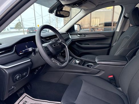 Used 2024 Jeep Grand Cherokee Laredo X image 56