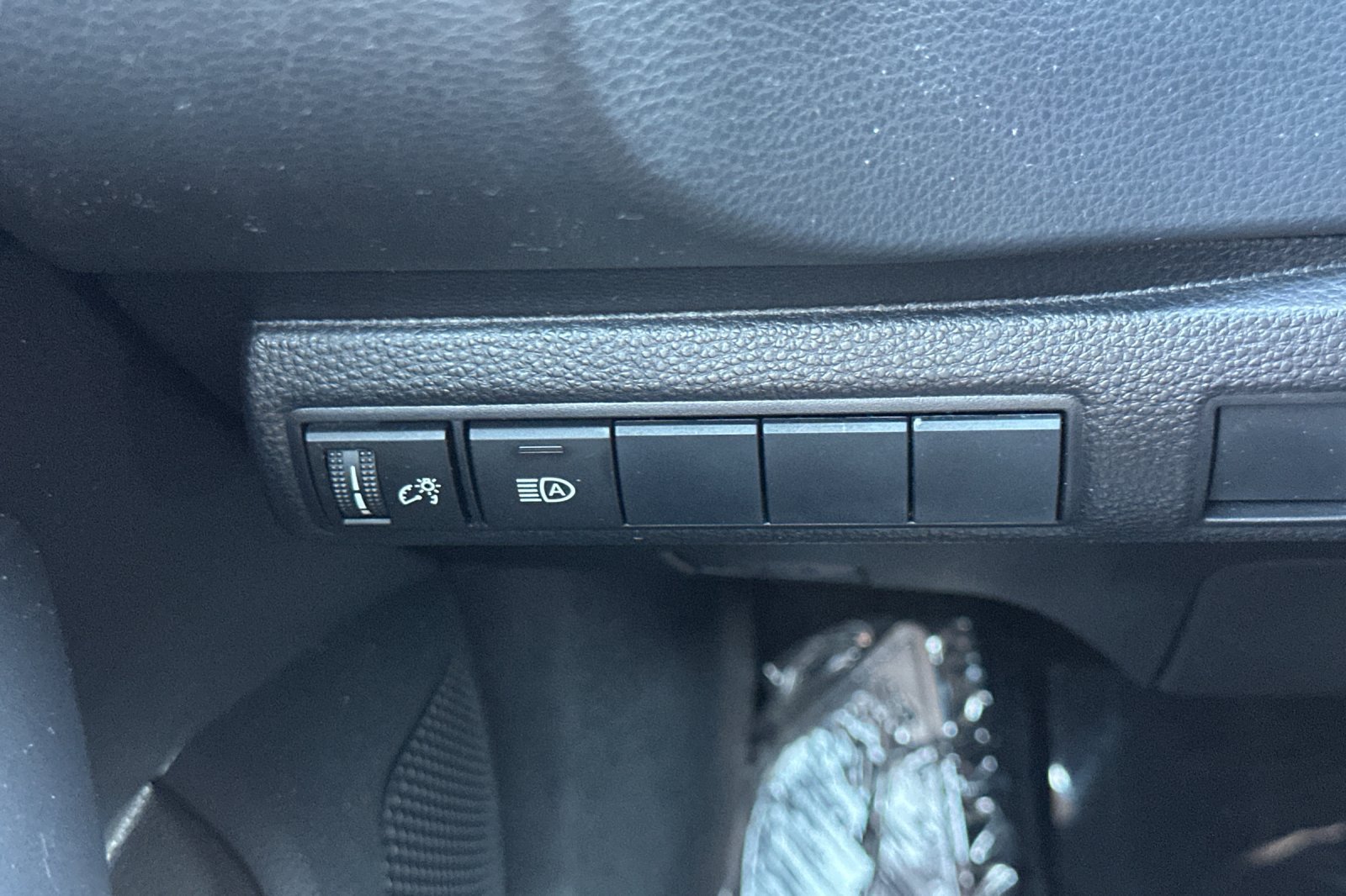 Certified 2020 Toyota Corolla LE FWD image 30