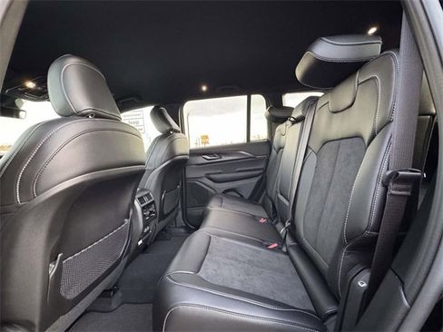 New 2025 Jeep Grand Cherokee Altitude image 17