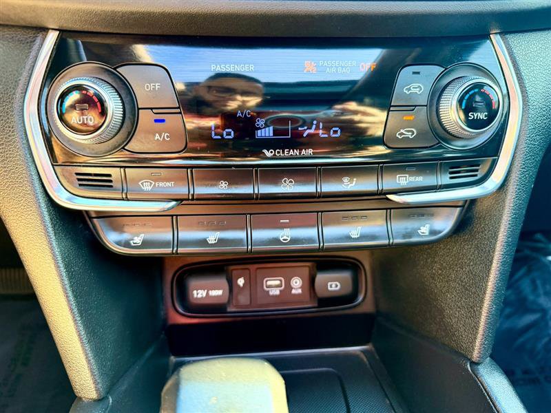 Used 2020 Hyundai Santa Fe Limited AWD/4WD image 25