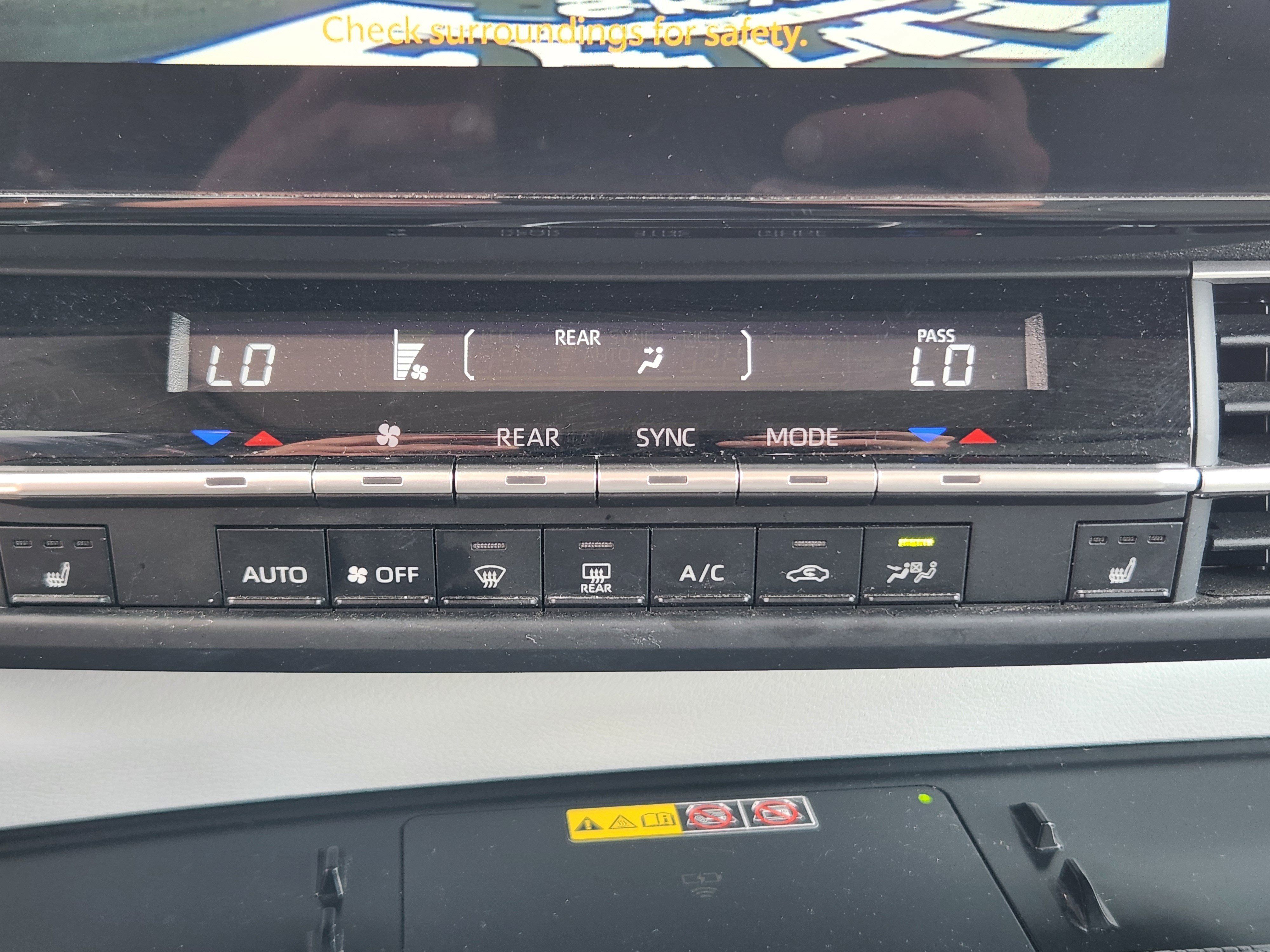 Used 2025 Toyota Sienna XLE FWD image 14