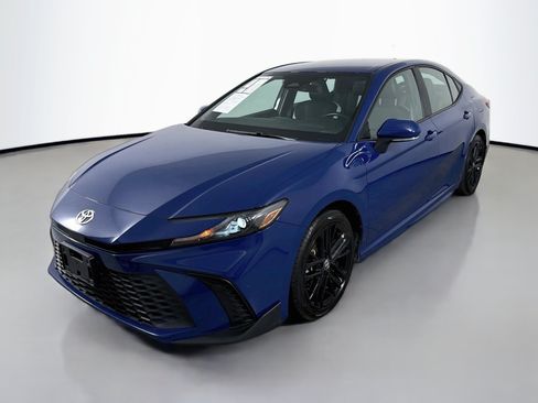 Used 2025 Toyota Camry SE FWD image 3