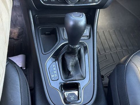 Used 2019 Jeep Cherokee Limited FWD image 10