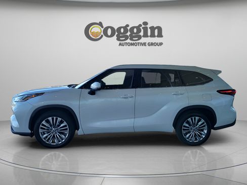 Used 2024 Toyota Highlander Platinum FWD image 3
