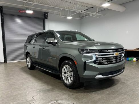 Used 2023 Chevrolet Suburban Premier image 2
