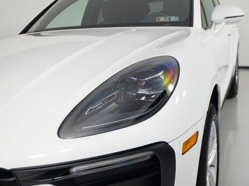 Certified 2025 Porsche Macan AWD/4WD image 36