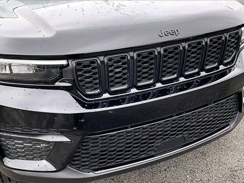 Used 2023 Jeep Grand Cherokee Altitude image 29