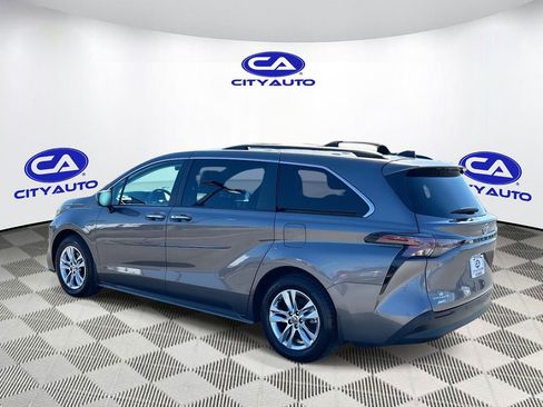 Used 2024 Toyota Sienna XLE w/ XLE Plus Package image 6
