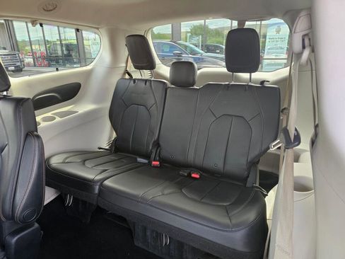 Used 2019 Chrysler Pacifica Touring-L FWD image 17