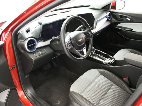 Used 2024 Chevrolet Trax LT w/ Driver Confidence Package FWD image 24