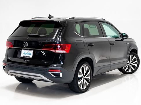 Used 2022 Volkswagen Taos SE w/ Panoramic Sunroof Package FWD image 8