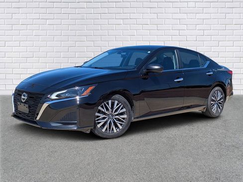 Used 2025 Nissan Altima 2.5 SV FWD image 1