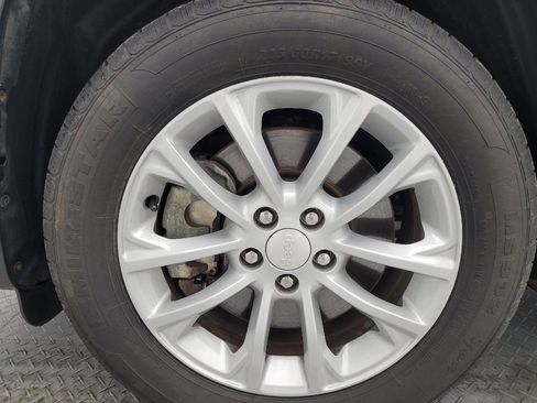 Used 2019 Jeep Cherokee Latitude w/ Cold Weather Group FWD image 31