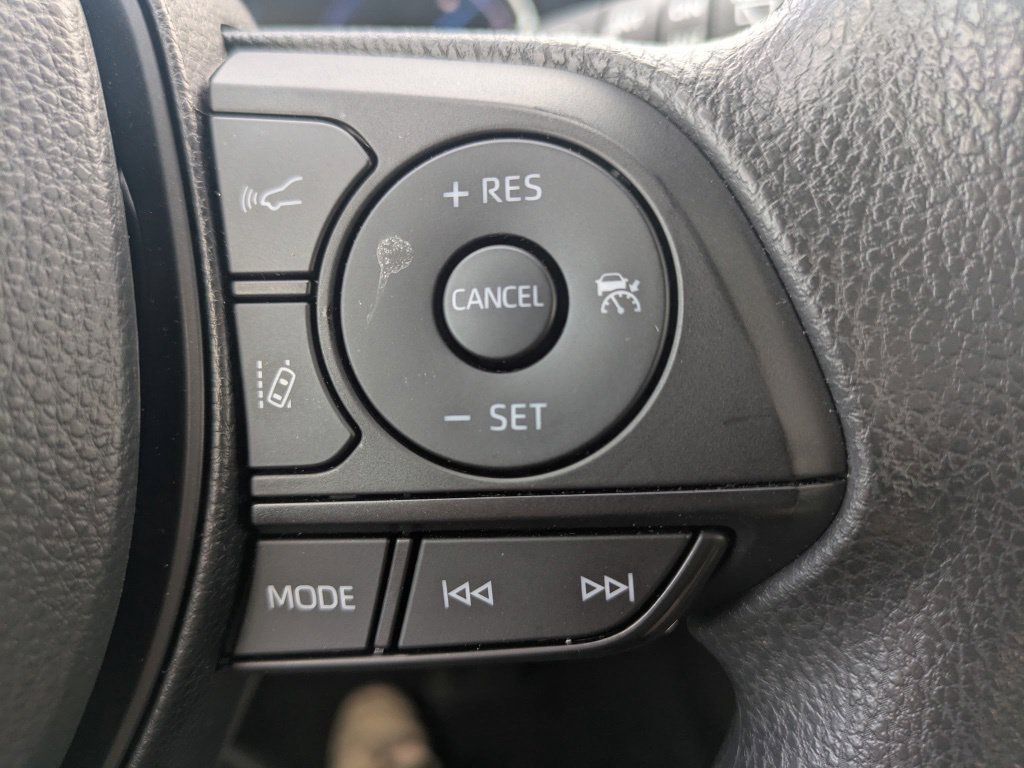 Used 2025 Toyota RAV4 XLE AWD/4WD image 24