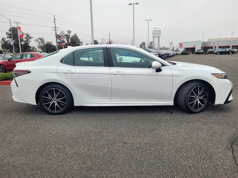 Used 2020 Toyota Camry SE image 3