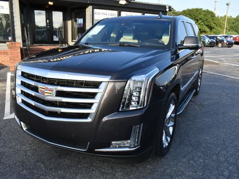 Used 2017 Cadillac Escalade Luxury AWD/4WD image 2