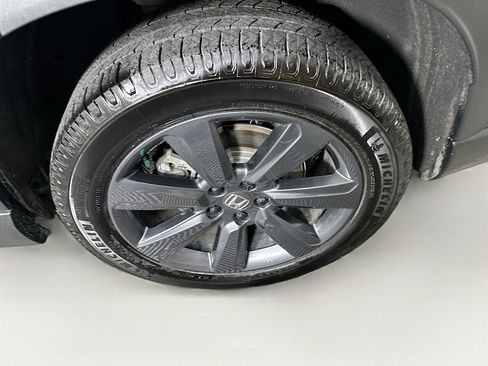 Used 2025 Honda Pilot Touring image 11